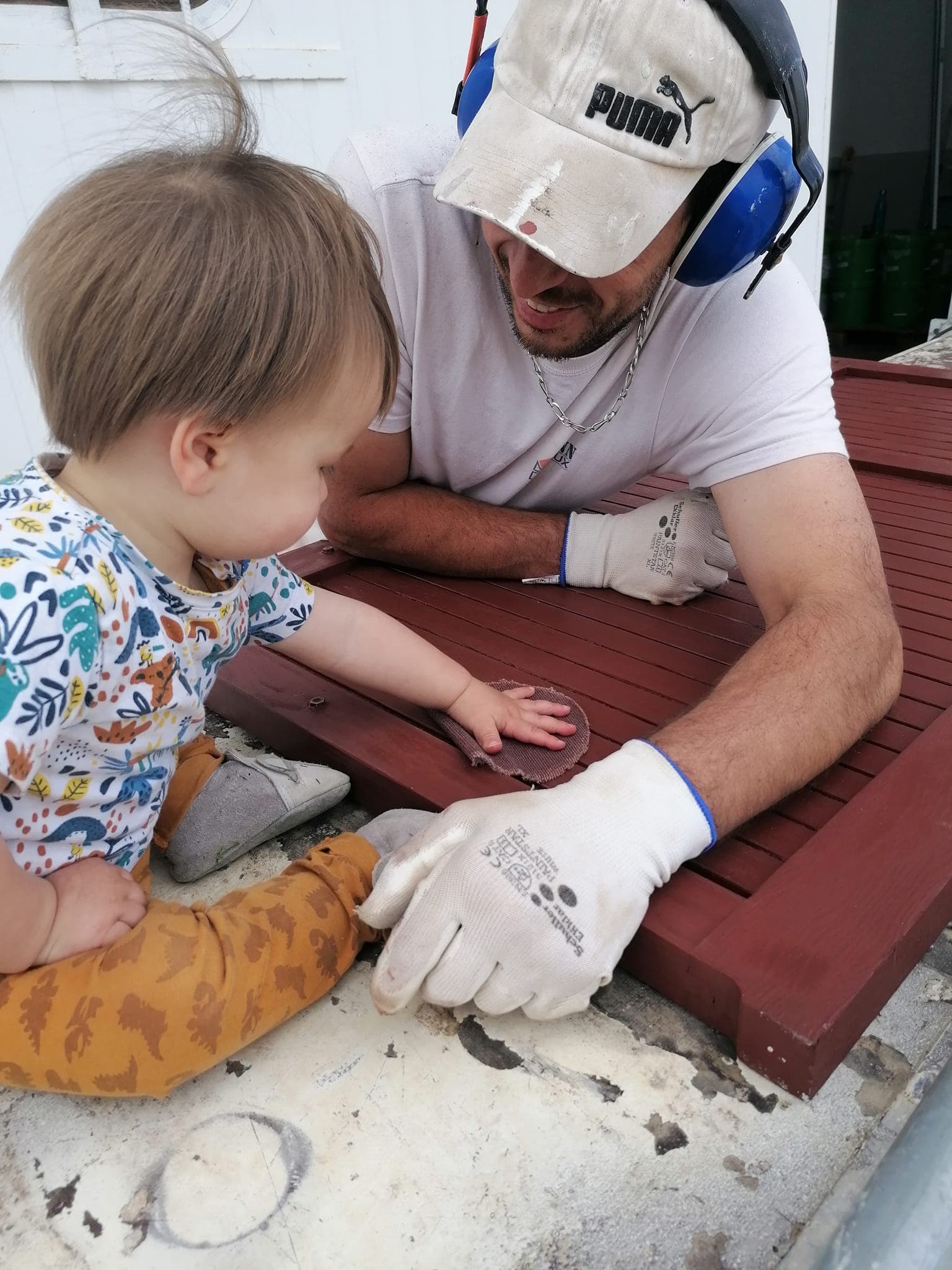 Guillaume transmettant sa passion de la peinture à Gabriel